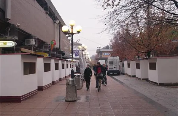 Sejemske hišice na Bevkovem trgu včeraj še niso imele končne podobe 