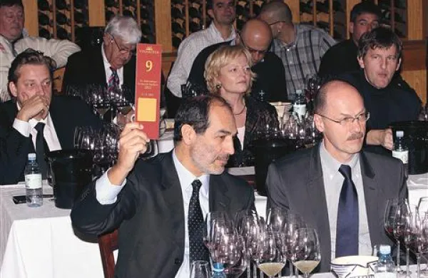 Dva sodčka vin je v imenu Banke Koper zlicitiral Giancarlo Miranda (spredaj levo), ki ga je na licitaciji spremljal vodja bančne kadrovske službe Markos Ventin