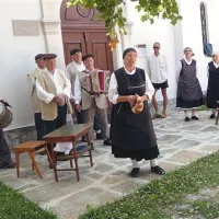 Šavrini in anka Šavrinke letos poleti med nastopom pred kubejsko taborsko cerkvijo 