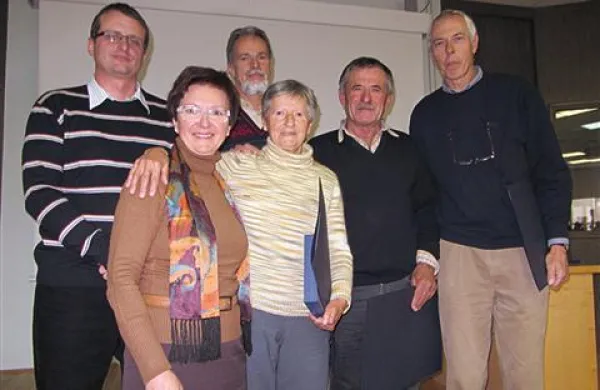 Nekateri  dobitniki priznanj  s predsednikom PZS Bojanom Rotovnikom  in predsednico PD Snežnik Il. Bistrica Darinko Dekleva (na levi), ki sta delila priznanja; z desne Zubin, Zadel, Brezavščkova