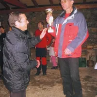 Gorazd Cvelbar izroča Rajku Grči pokal OKS, ki so si ga primorski tekači prislužili s svojo množičnostjo