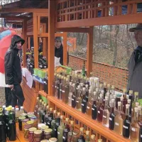 Komenska občina je postavila stojnice, domačini pa so ponudili svoje specialitete