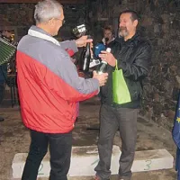 Rajko Grča predaja nagrado Novomeščanu  Edvardu Doljaku (desno), ki je v Štanjelu odtekel svoj letošnji stoti tek 
