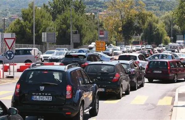 Starejši vozniki se v gostem prometu težko znajdejo