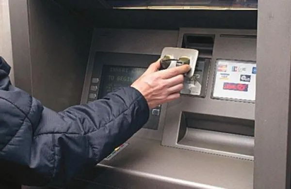 Na policiji opozarjajo, da iz reže za kartico na bankomatu ne smejo viseti nobene žičke ali vrvice, logotip proizvajalca avtomatov, ki je nad ekranom, pa ne sme biti zakrit