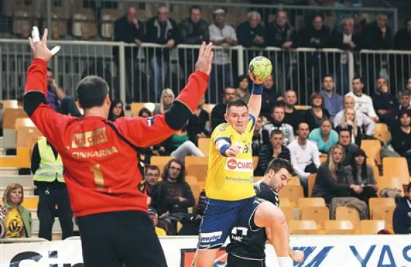 Medtem ko so Robert Konečnik (z žogo) ni vpisal med strelce v Rdeči dvorani, je bil Ivan Gajić z 22 obrambami prvo ime derbija