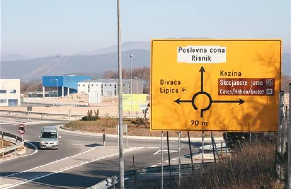 Na zelo veliki tabli pred krožiščem ni oznak za Sežano, Postojno in Koper