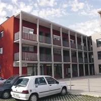 Kleti v objektu ob deževju  zalije voda, bentijo stanovalci. Odrešila bi jih priključitev na kanalizacijo, ki pa jo že tri leta zaman čakajo. 