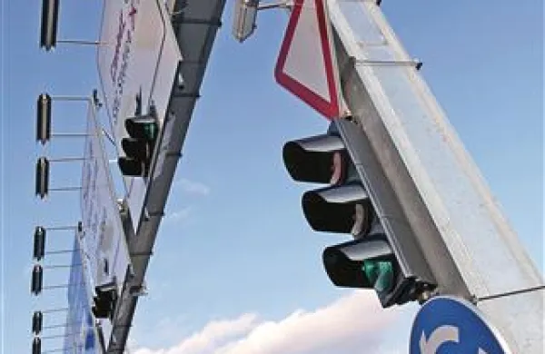 Meblo a+a bo zaradi neplačane signalizacije v rondoju Tomačevo tožil Dars in državo 