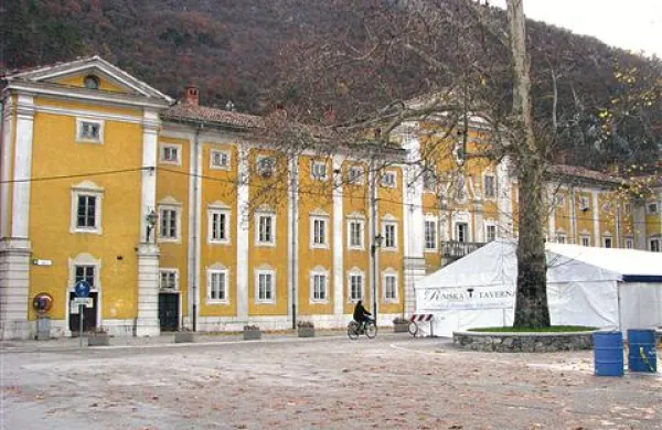 Občina Vipava je za obnovo osrednjega dela graščine Lanthieri v tretje izbrala koprski Stavbenik