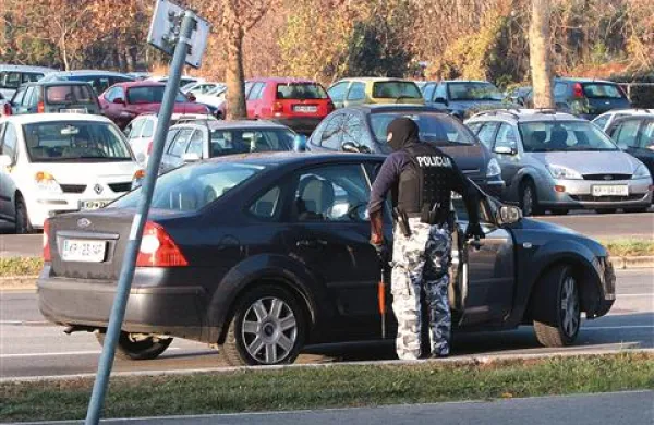 Zamaskirani in oboroženi kriminalisti so ob prihajanju in odhajanju obtoženih roparjev ustavili ves promet in bdeli, da se ne bi zgodilo kaj nepredvidljivega 