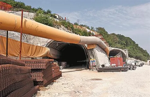 Gradnja predora Markovec se je znova ustavila, saj je izvajalec del družba Alpine Bau začela z vzdrževalnimi dela na izkopnem stroju