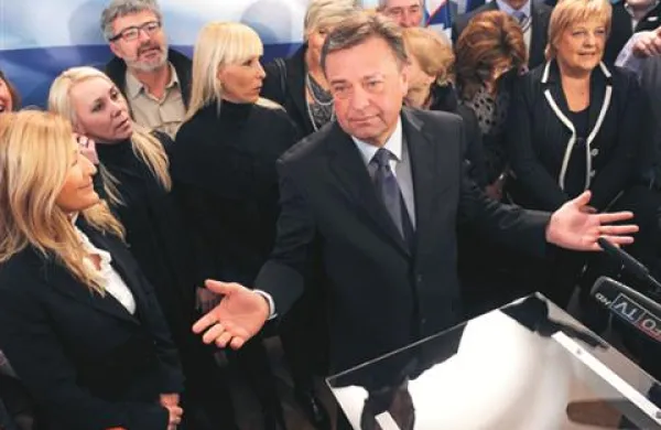 Iz Pozitivne Slovenije so sporočili, da je njihov predsednik Zoran Janković s povabilom stranki SDS na sestanek mislil resno