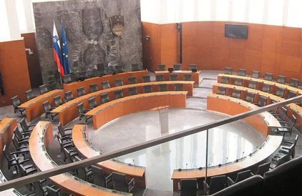 V veliko dvorano parlamenta se bo še pred božičem usedla nova ekipa poslancev. A če je doslej  v poslanskih klopeh sedela vrsta županov in podžupanov, bo  v tem mandatu drugače: zakon namreč določa, da  ne smejo več sedeti na dveh stolčkih.