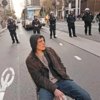 Protestnik blokira cesto, San Francisco