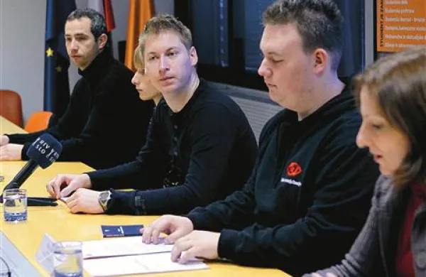 Predstavniki Študentske organizacije Slovenije (ŠOS) in Dijaške organizacije Slovenije (DOS) so včeraj  predstavili svoje nasprotovanje novi štipendijski politiki