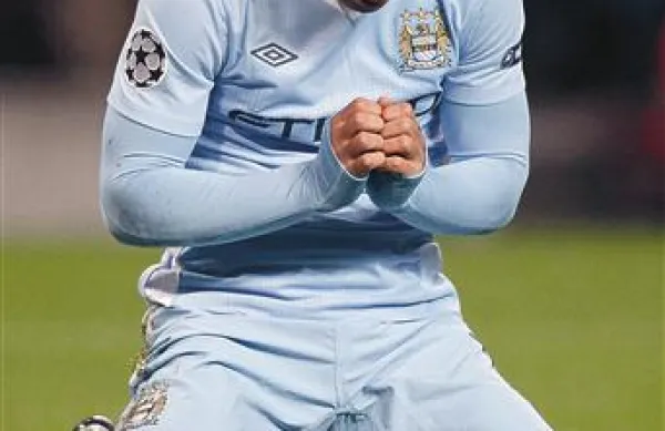 Manchester City (na fotografiji Sergio Agüero) se je kljub zmagi proti Bayernu znašel na kolenih 
