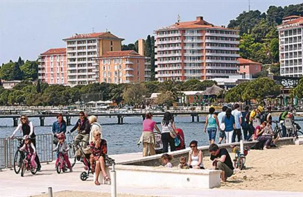 V okviru Slovenskih dnevov turizma v Portorožu so predstavniki organizatorjev prireditve podpisali deklaracijo za trajnostni razvoj slovenskega turizma