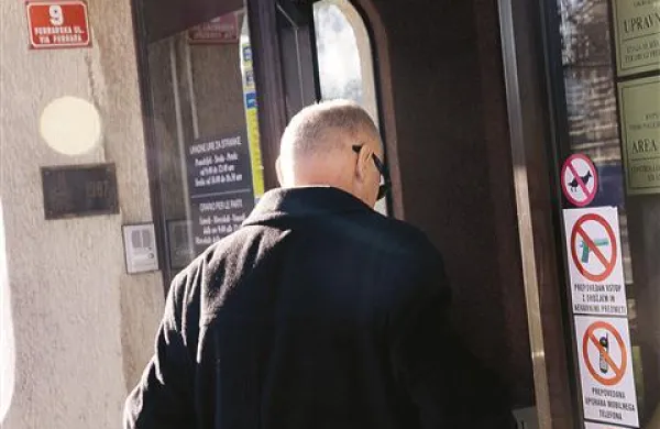 Andreja Lovšina je fotografski objektiv včeraj zgodaj popoldne ujel pred zaslišanjem pri koprski preiskovalni sodnici