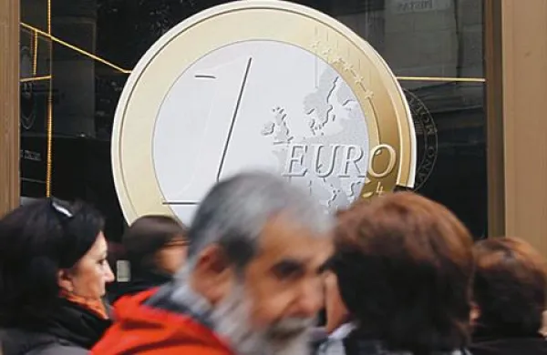 Da bi okrepili zmožnost območja evra za spopad s krizo, bodo članice območja evra in nekatere druge države pretehtale možnost krepitve Mednarodnega denarnega sklada (IMF) skozi bilateralna posojila v višini do 200 milijard evrov. Svojo odločitev naj bi potrdile v desetih dneh.