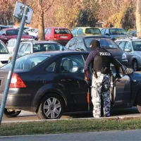 Zamaskirani in oboroženi kriminalisti so ob prihajanju in odhajanju obtoženih roparjev ustavili ves promet in bdeli, da se ne bi zgodilo kaj nepredvidljivega 