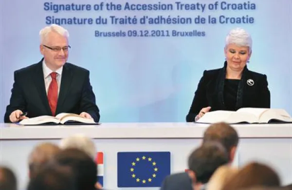Ivo Josipović in Jadranka Kosor ob podpisu pogodbe o Hrvaškem pristopu k EU  