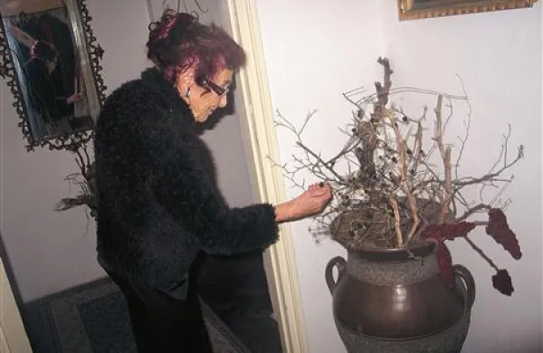 V veži obiskovalce pričaka velika ikebana