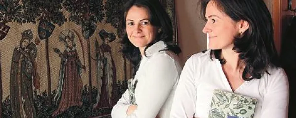 Martina Skok s svojo knjigo  Gostoljubje v starodavnem Sredozemlju 