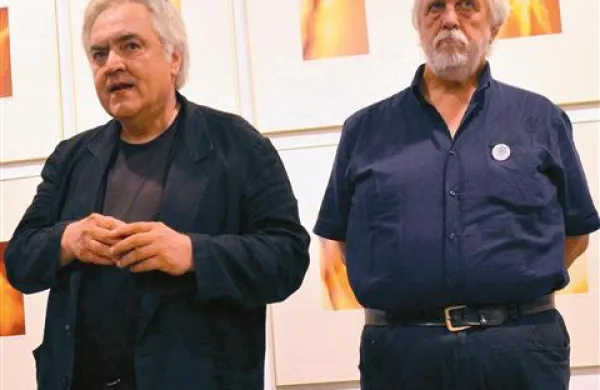 Andrej Medved in Toni Biloslav na odprtju razstave fotografij  Toneta Stojka v koprski Meduzi avgusta letos 