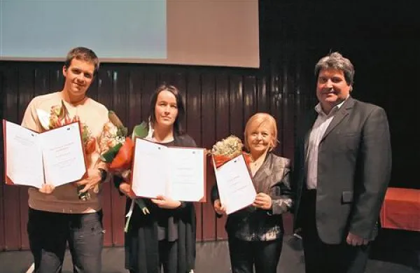 Niko Zadnik,  Anja Kristan in Ivanka Fonda so iz rok sežanskega župana Davorina Terčona prejeli pohvale za svoje prostovoljsko delo