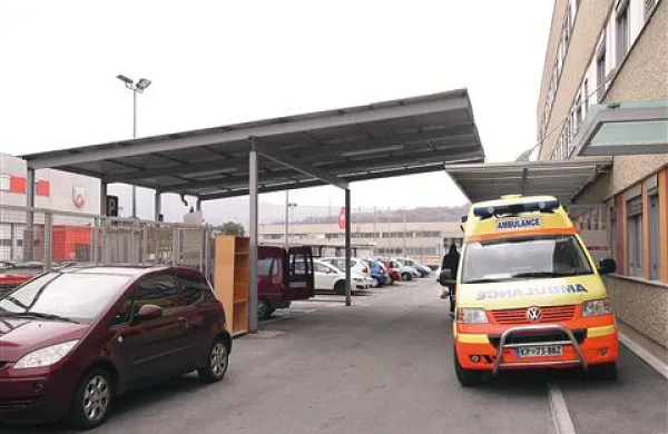 Pred prostori na Bonifiki so poskrbeli za oskrbo reševalnih vozil in tja preselili tudi nadstrešek 