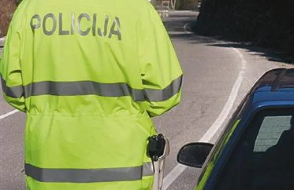 Bežal pred policisti in končal na strehi