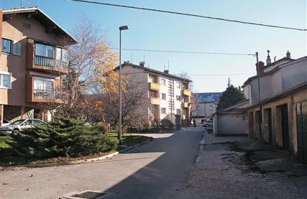 KS bi uredila parkirišča, ekološki otok, igrala, varno pot do šole, a zemljišča so v lasti obrambnega ministrstva 
