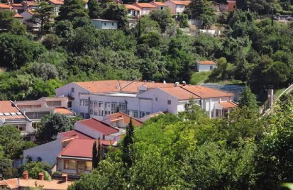 Novo garažno hišo bodo morda zgradili za poslopjem OŠ Cirila Kosmača