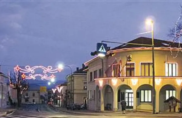 Središče Pivke  v teh dneh že razsvetljuje v praznično okrasje
