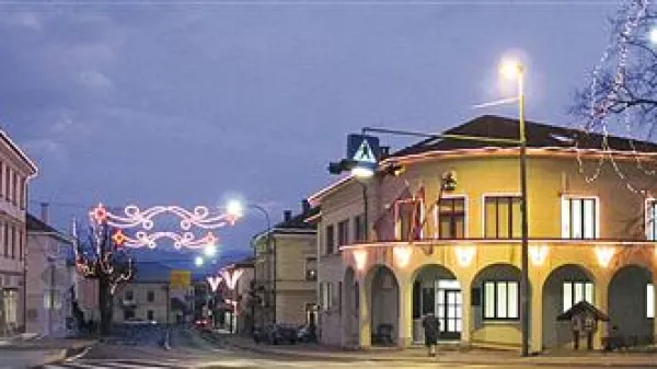 Središče Pivke  v teh dneh že razsvetljuje v praznično okrasje