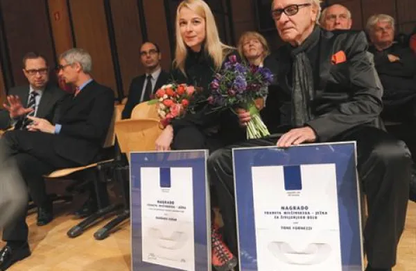 Podelitev Ježkovih nagrad Barbari Cerar za vlogi v televizijskih komedijah Vaja zbora ter Kandidatka in šofer ter Tonetu Fornezziju - Tofu za življenjsko delo