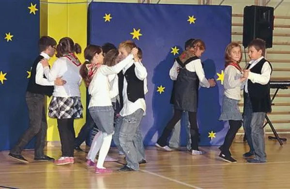 Plesno-glasbeni večer v novi večnamenski dvorani