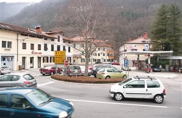  Dobro obiskan, a zastarel  bencinski servis bi preselili le v primeru, če bi  zanj našli nadomestno lokacijo. Te pa nimajo, v bližnjem Modreju pa ga nočejo. 