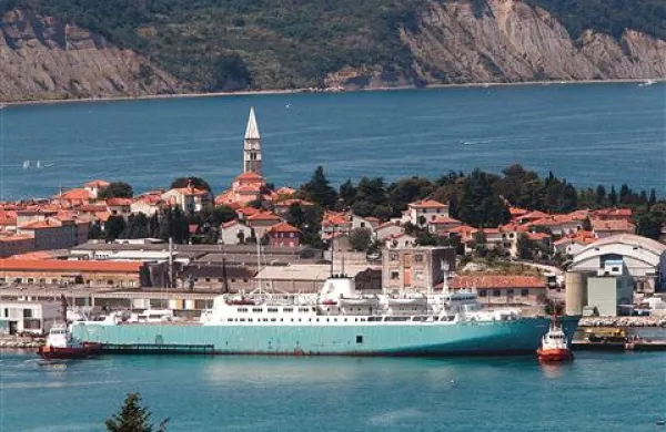 Turek danes prihaja  v Izolo po 4663 ton starega železja