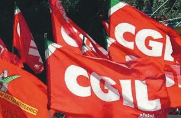 Po večjih italijanskih mestih je danes triurna splošna stavka zasebnega sektorja, s katero želijo tri največja sindikalna združenja v državi- CGIL, CISL in UIL - izraziti nezadovoljstvo z varčevalnim paketom vlade Maria Montija