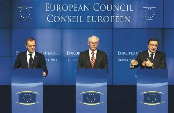 Poljski premier Donald Tusk (levo), predsednik Evropskega sveta Herman Van Rompuy in predsednik Evropske komisije Jose Manuel Barroso 