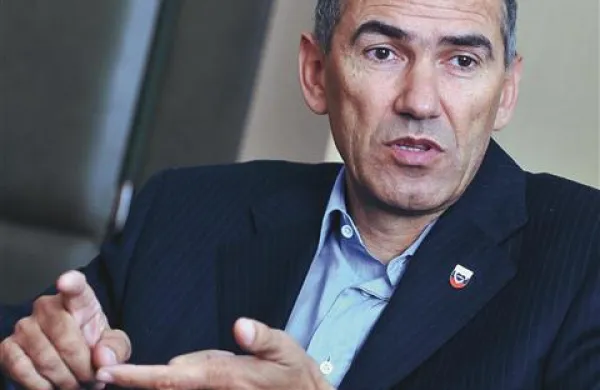 Na novinarsko vprašanje, kako komentira sovražni govor v besedilu, je Janez Janša odvrnil z vprašanjem: “Kaj v tem besedilu je sovražni govor in kaj naj jaz komentiram?”