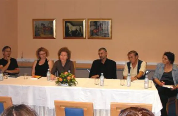 Slovenski književniki v vlogi  gostov koprskih dijakov v lipiškem Maestosu (od leve: Dobnik, Hrastelj, Lemaić, Kocijančič, Peršolja in moderatorka, prof. Cergol).