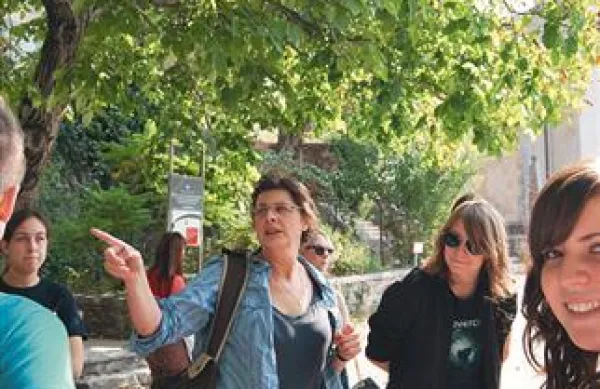 Prof. Cergol, ki sicer že več let organizira obisk koprskih gimnazijcev na vileniškem srečanju, ob prihodu v Štanjel daje navodila kam, kdaj in kako