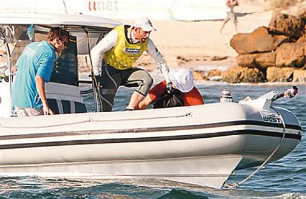Ben Ainslie (v rumeni majici) je tako obračunaval s posadko novinarskega gumenjaka