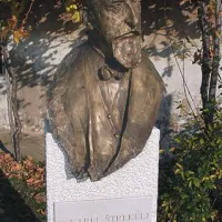 Od leta 2009 je pred njegovim nekdanjim domom tudi kip Karla Štreklja