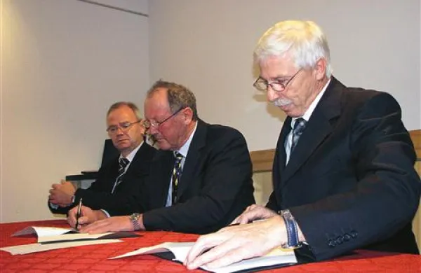 Vipavski župan Ivan Princes (v sredini)  in direktor Stavbenika Peter Fabiani sta včeraj podpisala pogodbo za obnovo, danes se začenjajo dela