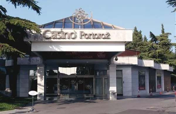 O glasovanju na skup&scaron;čini Casinoja naj bi odločalo &scaron;e ustavno sodi&scaron;če