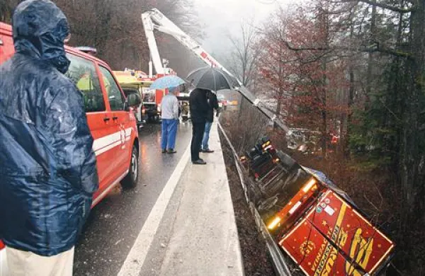 39-letnega voznika so iz kabine rešili idrijski prostovoljni gasilci